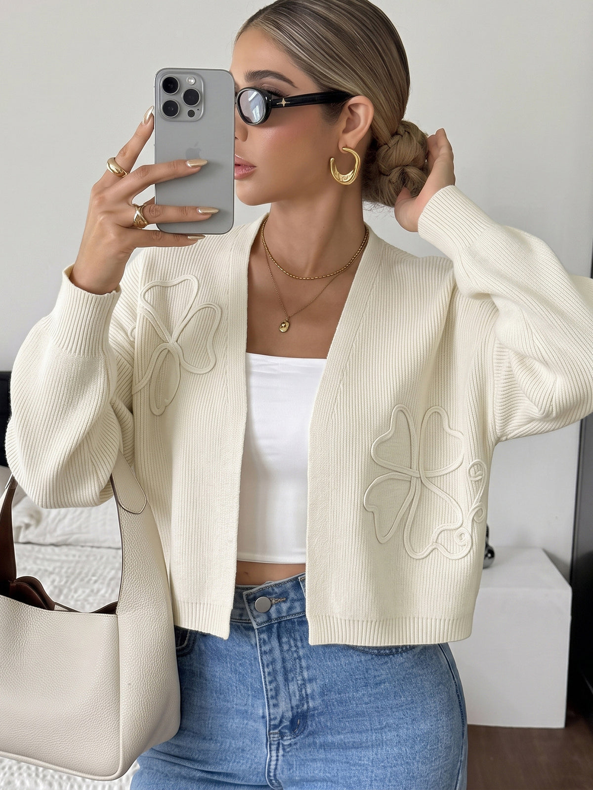 Gilet Court Femme Beige en Maille | Détails Floraux – Zelcara