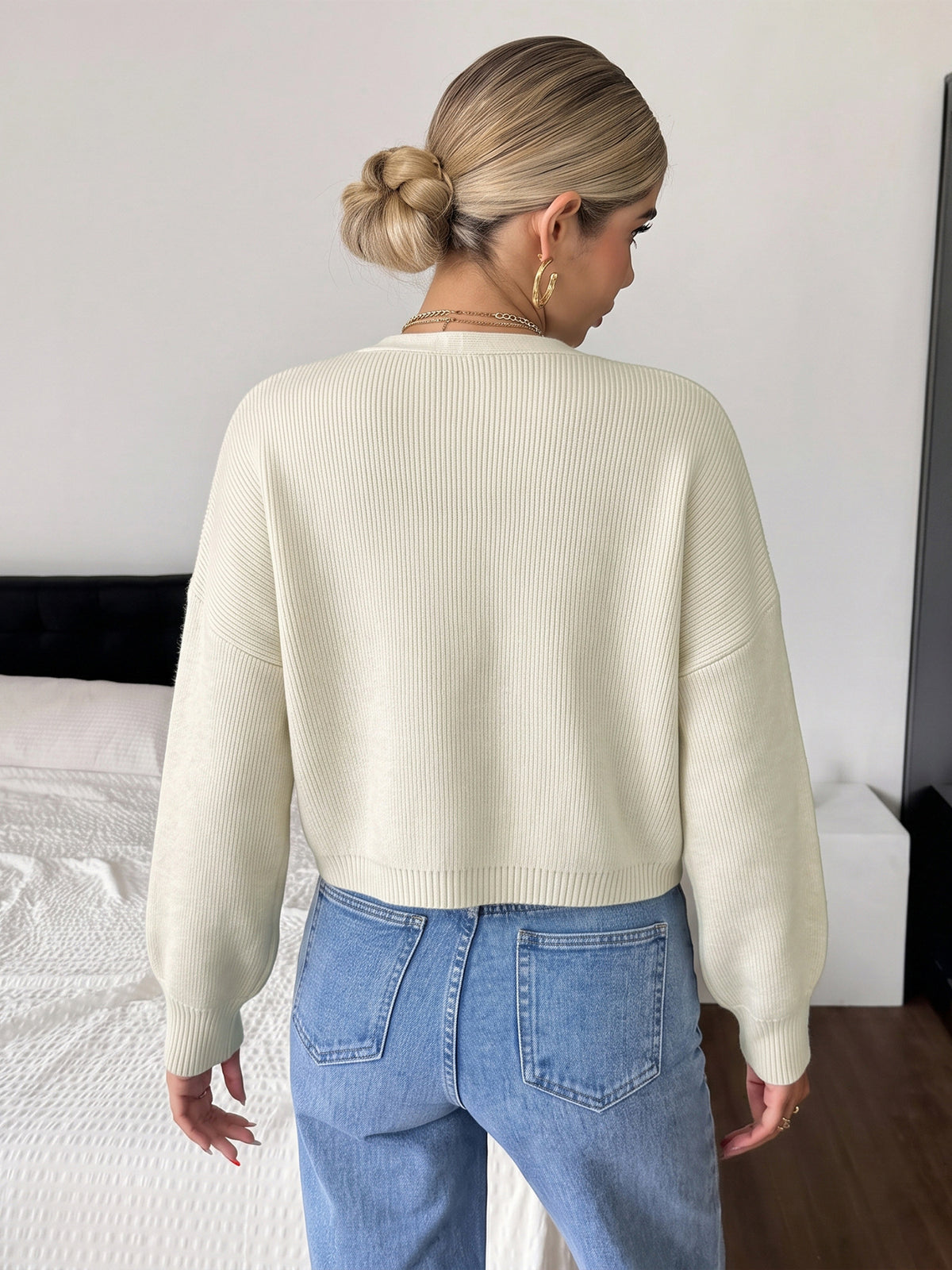 Gilet Court Femme Beige en Maille | Détails Floraux – Zelcara
