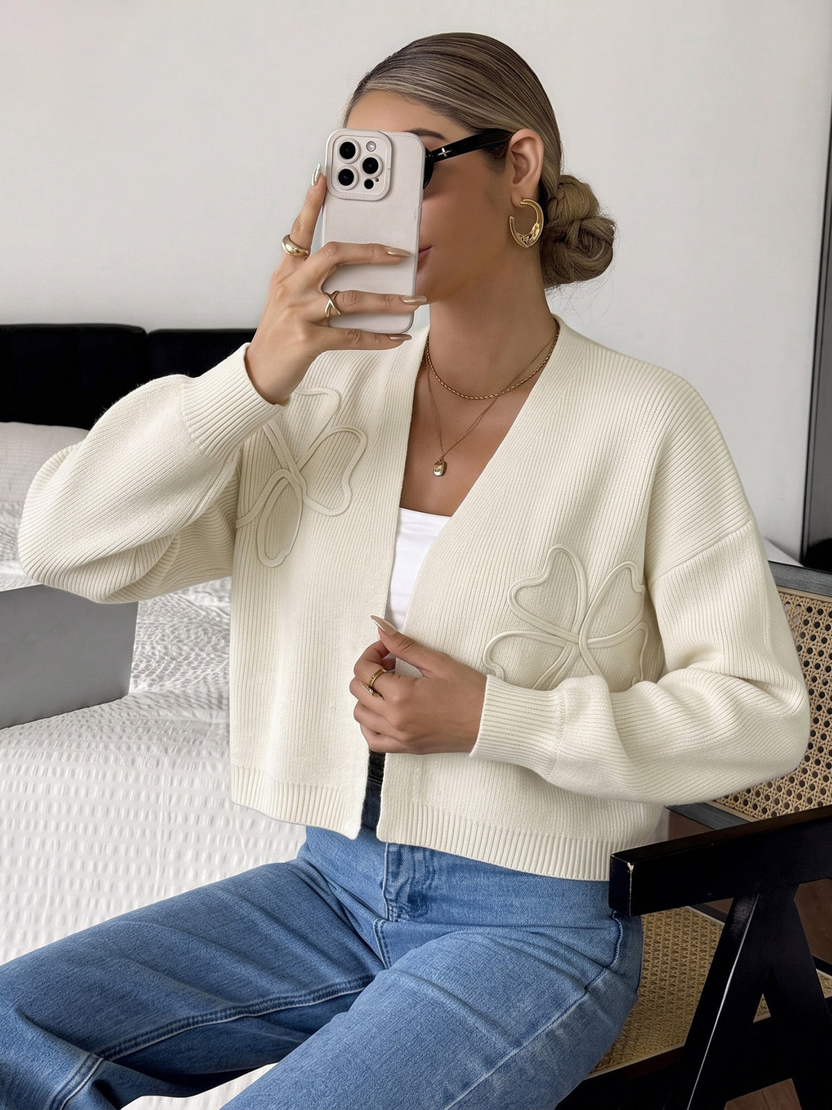 Gilet Court Femme Beige en Maille | Détails Floraux – Zelcara